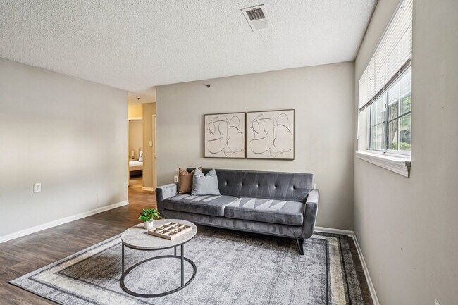Foto del edificio - 1705 Kenridge Pkwy