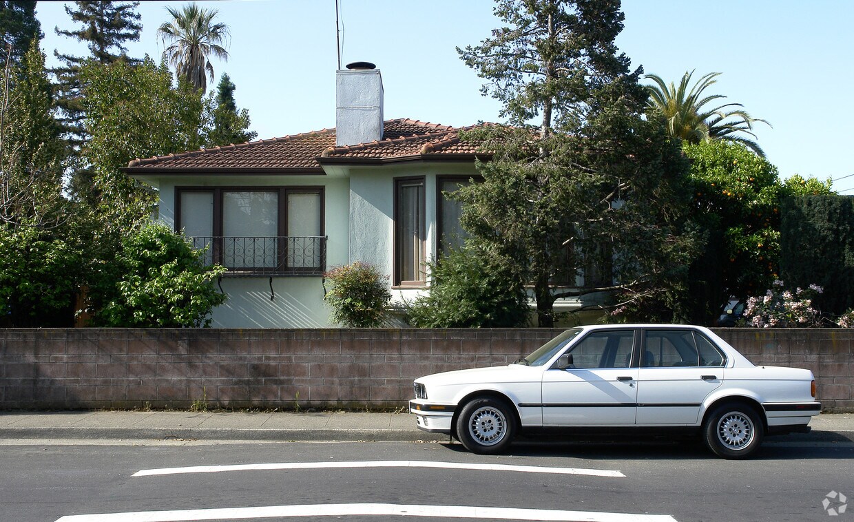 Building Photo - 36 Orchard Ave