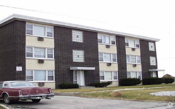 Building Photo - 7531 S Roberts Rd