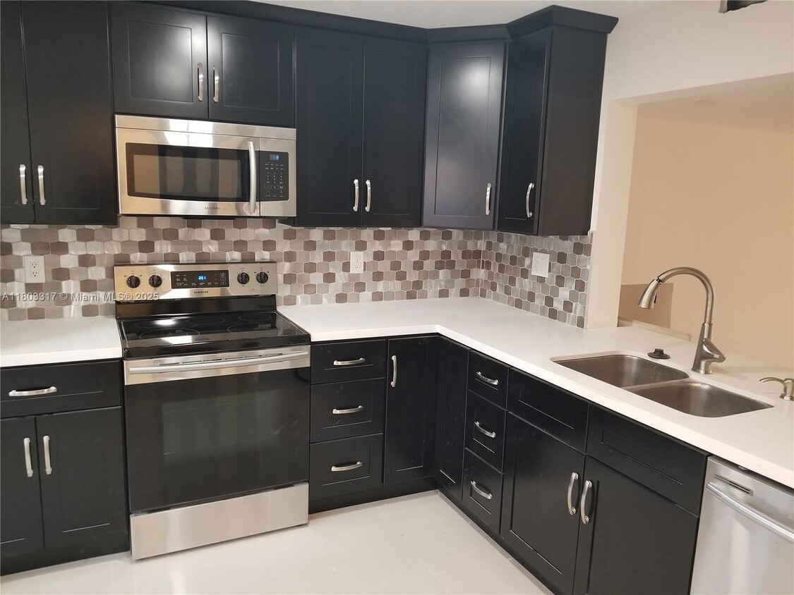 Photo - 907 Northeast 27th Avenue, Hallandale Beach, FL 33009 - 3 BR 2.5 BA townhouse