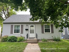 Building Photo - 3 Bedroom 2 Bathroom Home for Rent