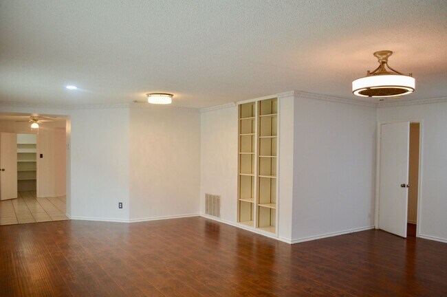 Building Photo - Beautiful 3 bed 2 bath Spacious Home In Co...