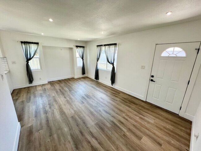 Foto del edificio - Charming 3BR Home with Private Patio & Spacious Yards in San Diego