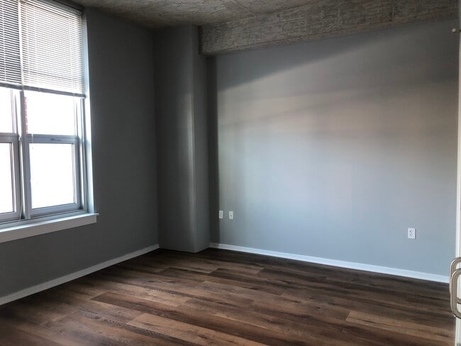 Building Photo - 1136 S Delano Ct W