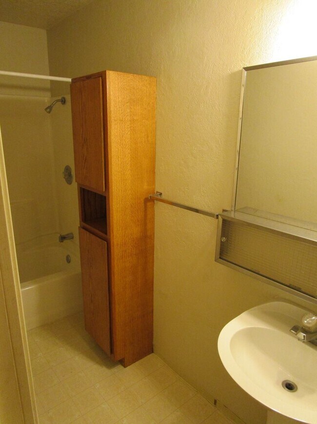 Foto del edificio - *PRICE REDUCED* 1 Bedroom Duplex Right Next to Library - Water/Sewer Included! Available NOW!