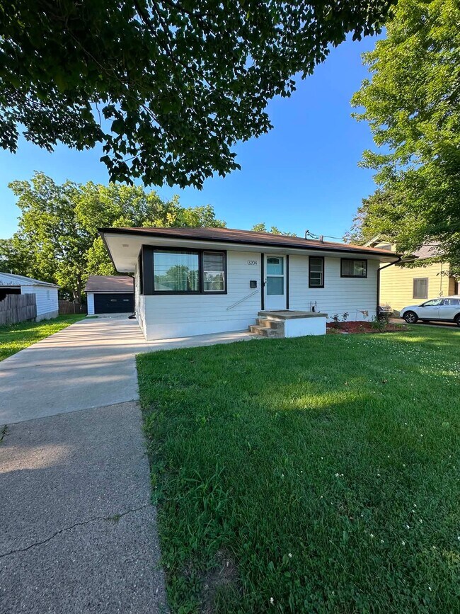 Building Photo - 3204 E Tiffin Ave