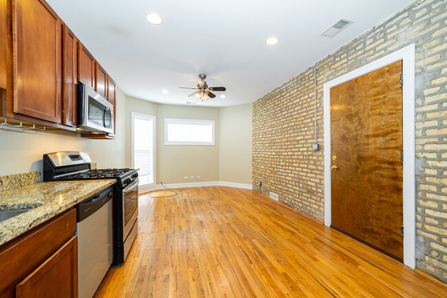 Building Photo - 1644 W Greenleaf Ave