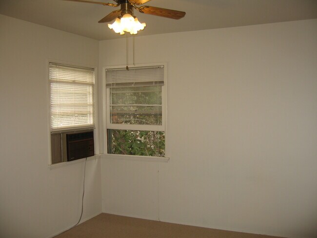Bedroom - 14417 Weddington St