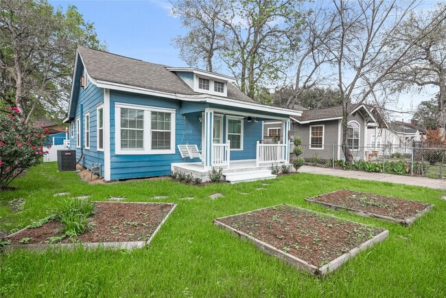 Building Photo - 320 Coronado St