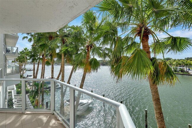 Foto del edificio - 5900 Collins Ave