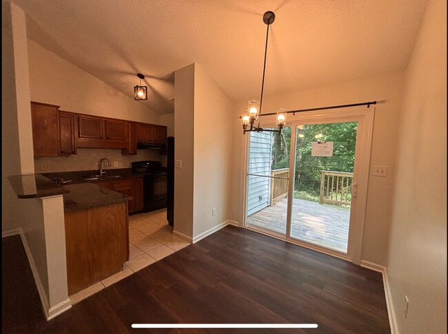Building Photo - Rach townhomes 2 BR 2 Bath with access to ...
