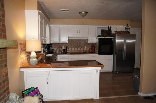 Building Photo - 2421 Marshall Dr