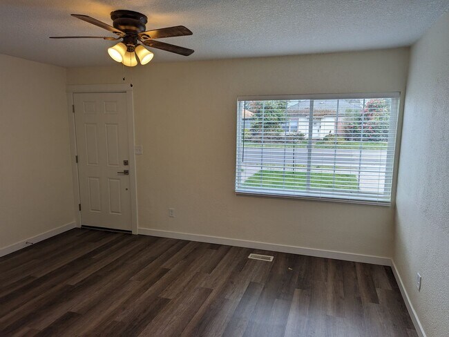 Foto del edificio - UPDATED! Salem Home with NEW Paint, LVP Fl...