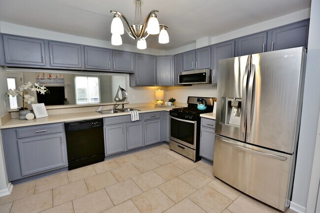 Building Photo - Beautifully Updated Townhome In Ocean Lake...