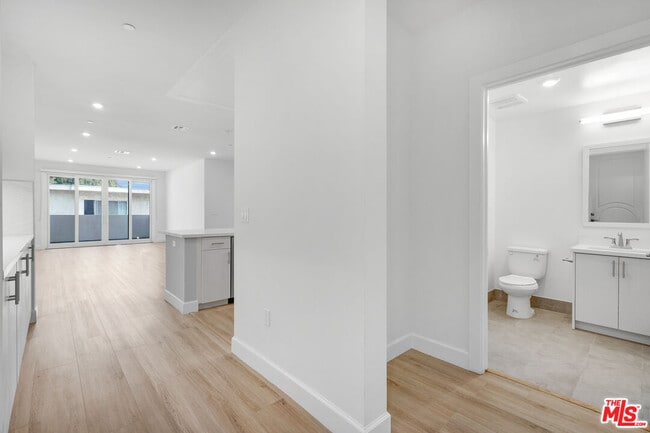 Foto del edificio - 1832 S Barrington Ave