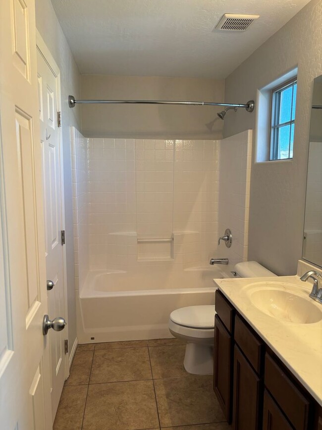 Building Photo - Gorgeous 3 bed 2.5 bath in Guard Gated com...