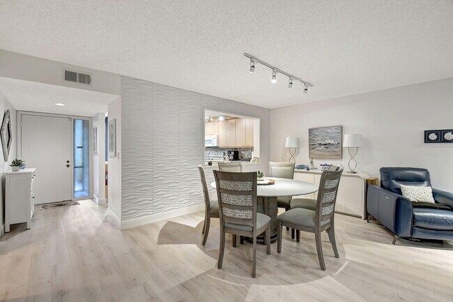 Foto del edificio - 5547 Fairway Park Dr