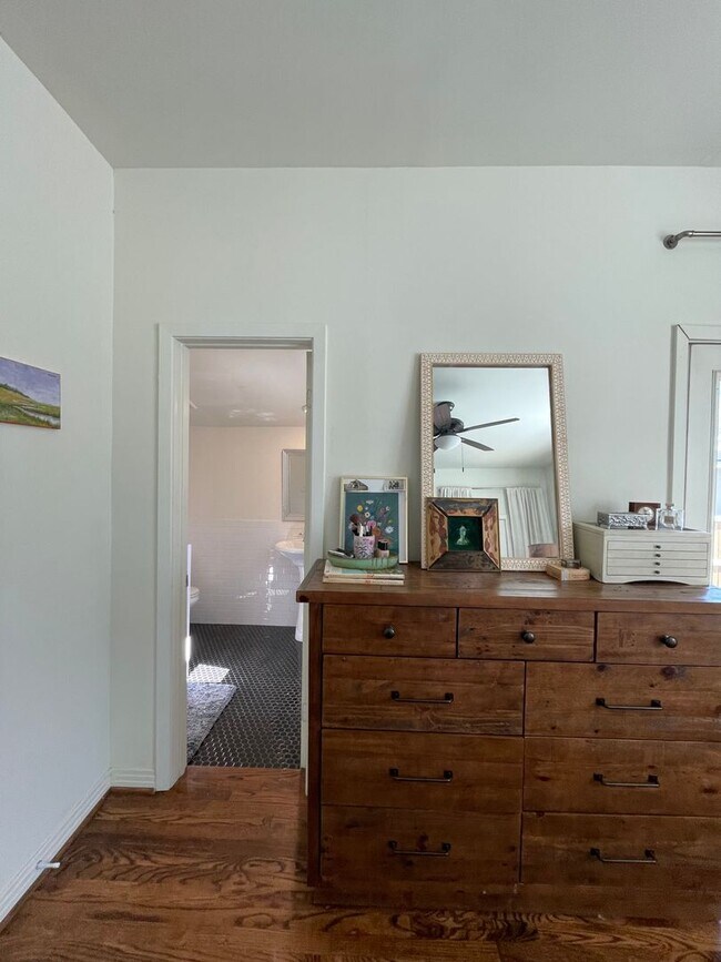 Building Photo - Cozy Farmhouse Cottage