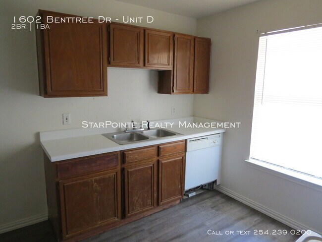 Building Photo - 1602 Benttree Dr Unit D