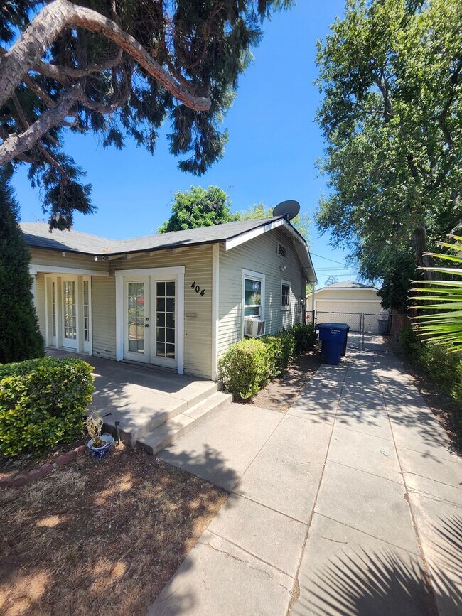 Building Photo - Charming Colonial-Style 2-Bedroom Home in ...