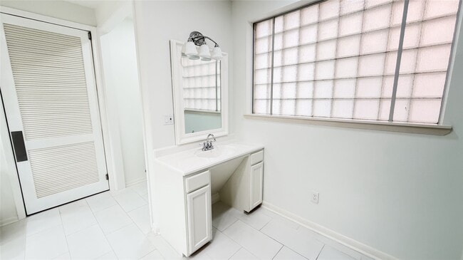 Building Photo - 4601 Country Club View