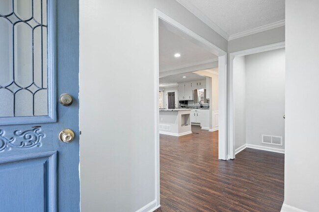 Building Photo - Beautifully Renovated Raised Ranch near Lake Allatoona