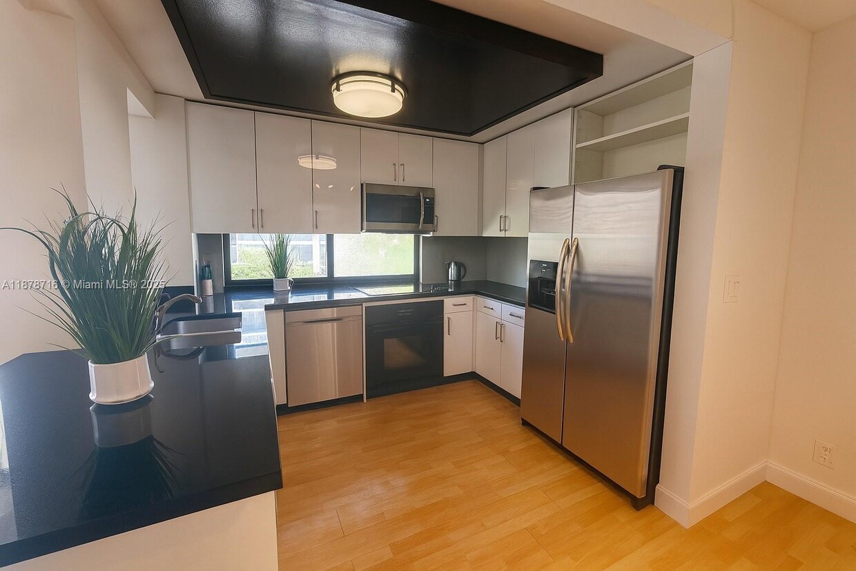 Foto principal - 16909 N Bay Rd
