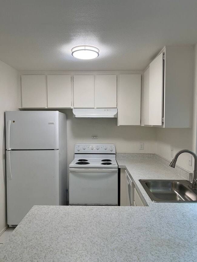 Building Photo - SPACIOUS 3 BEDROOM CONDO!!