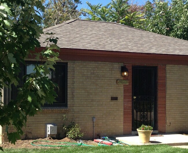 Building Photo - 2255 Roslyn St