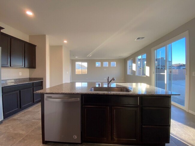 Foto del edificio - 4 BED 2.5 BATH 2 CAR GARAGE,  LARGE CORNER...