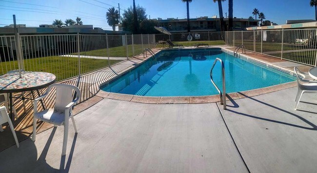 Foto del edificio - 1939 E Missouri Ave