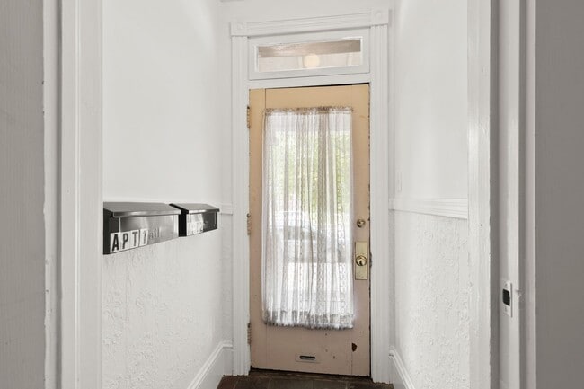 Building Photo - 2nd and 3rd Floor 1 Bedroom Apartment with...
