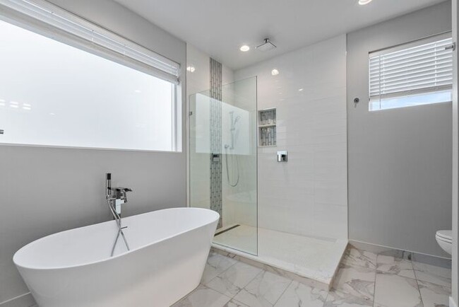 Foto del edificio - Gorgeous Highland Park Standalone Townhome...