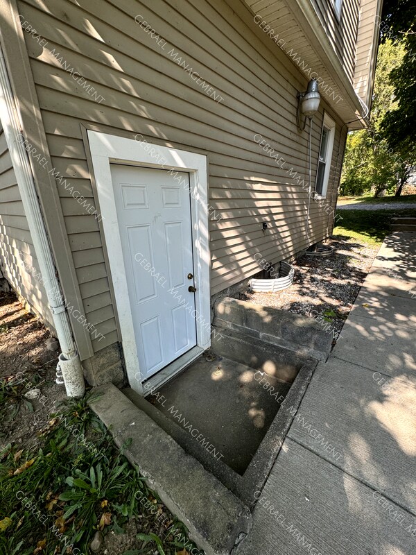 Building Photo - 750 N Chevrolet Ave