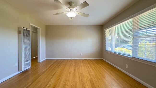 Foto del edificio - 8006-8012 Fairview Ave.