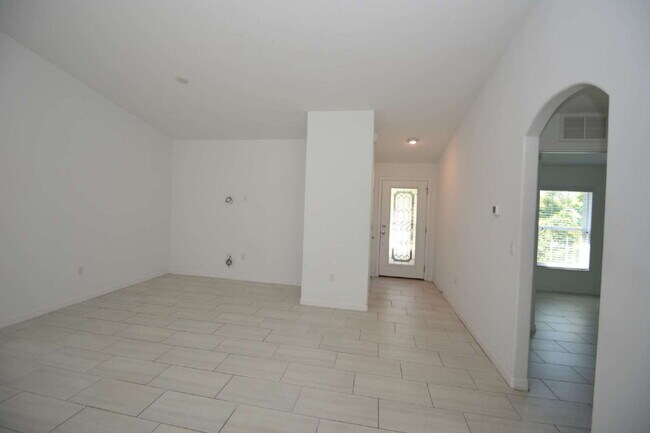 Building Photo - "Spacious 3-Bedroom Duplex Retreat in Palm...