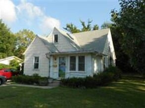 Building Photo - 2221 E 7th St