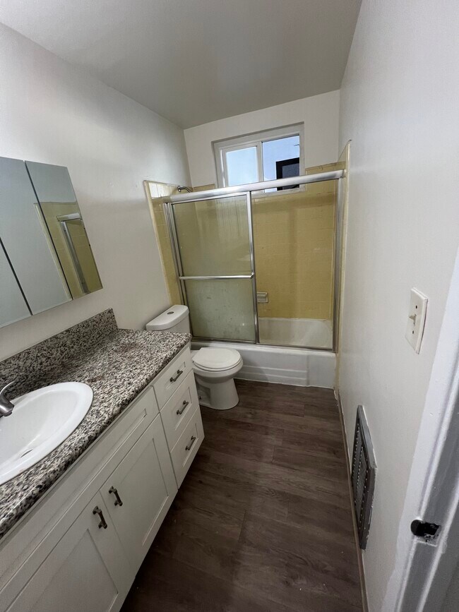 Foto del edificio - 3533 W 108th St