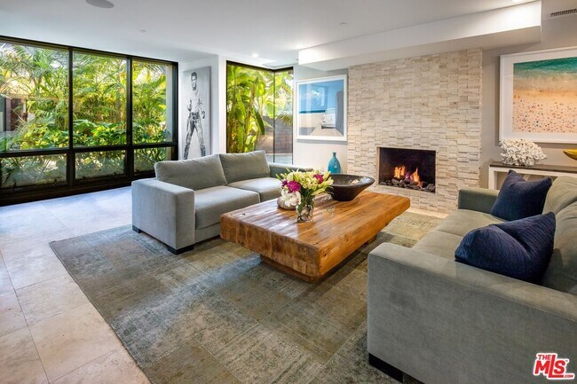 Foto del edificio - 235 Entrada Dr