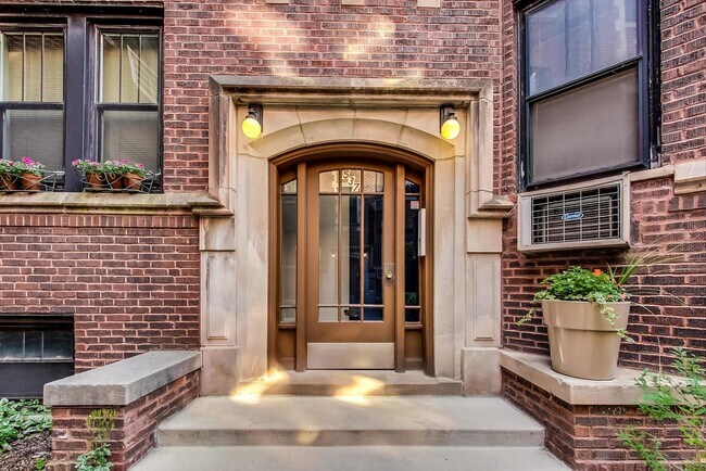 Building Photo - 537 W Addison St