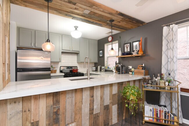 Foto del edificio - 635 W Division St