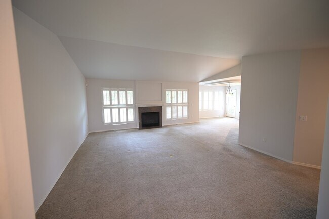 Foto del edificio - 2 bed + office, 2 bath, 2 car garage condo...