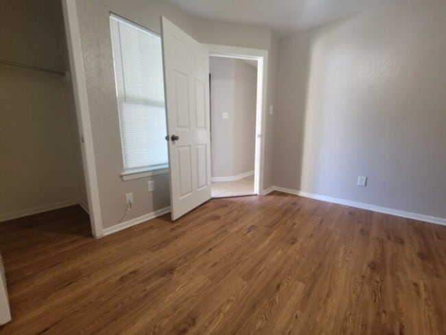 Building Photo - 3 BEDROOM * 2 BATH* -DALLAS