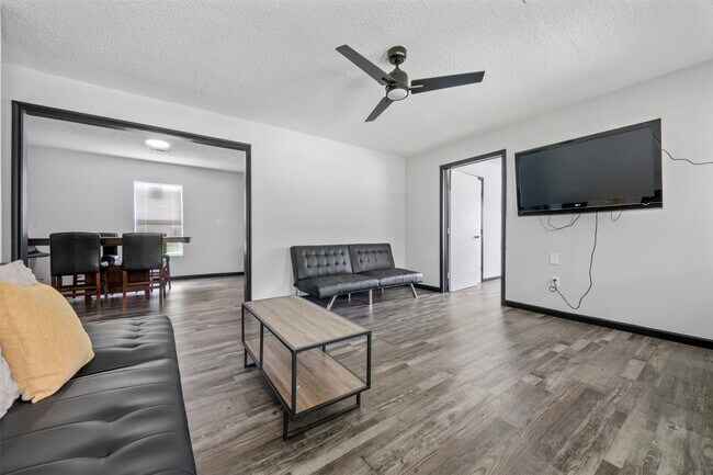 Foto del edificio - 541 Trails End Dr