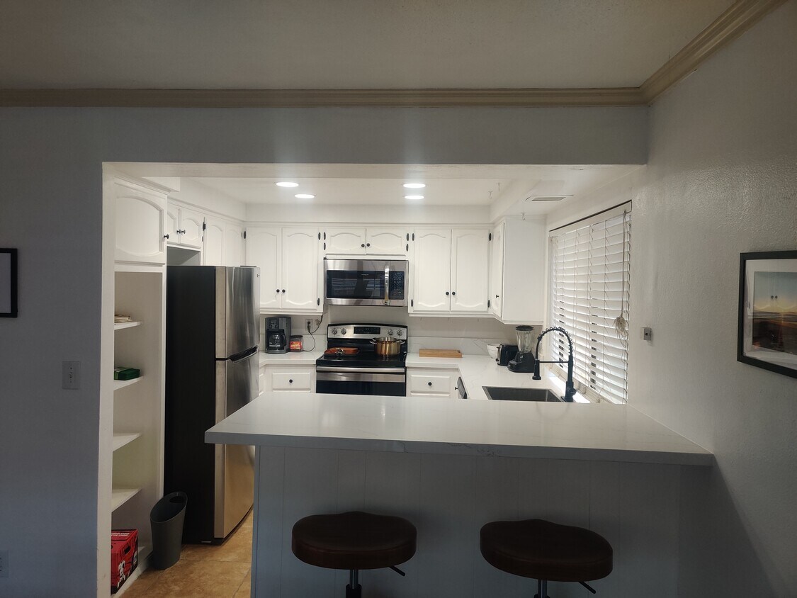 Foto principal - 766 S Sierra Ave