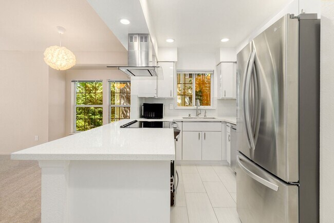 Building Photo - REDUCED AND 2 WEEKS FREE!!! Bellevue Top F...