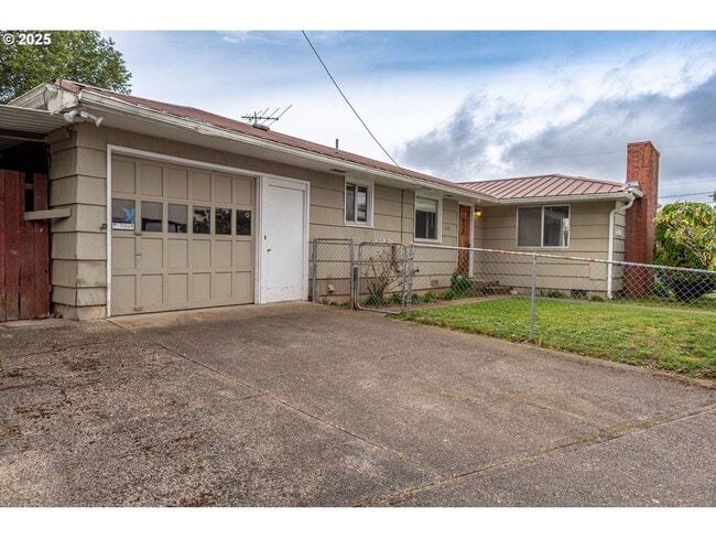 Building Photo - Charming 3 Bdrm, 1 Bath House across the s...
