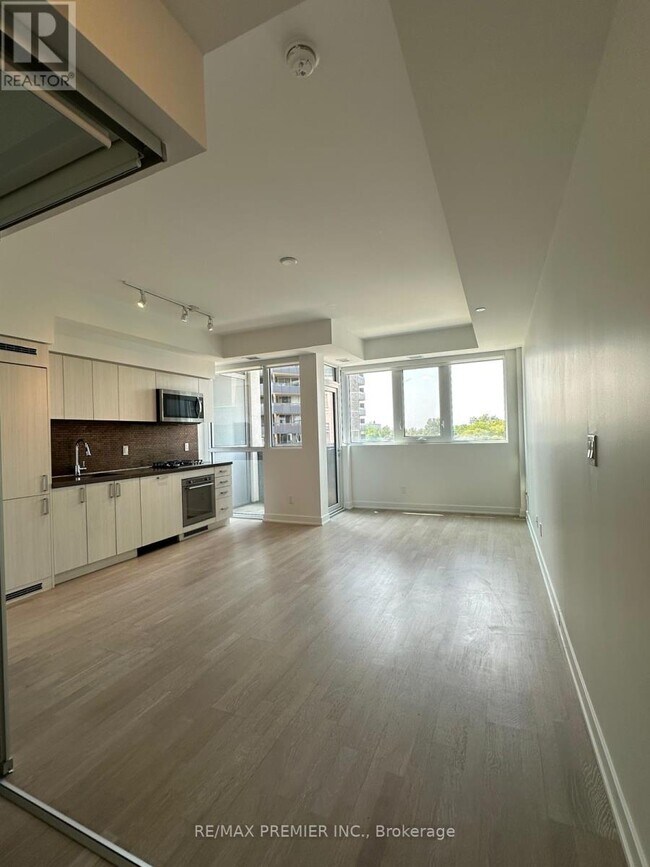 Building Photo - 501-501 St Clair Ave W