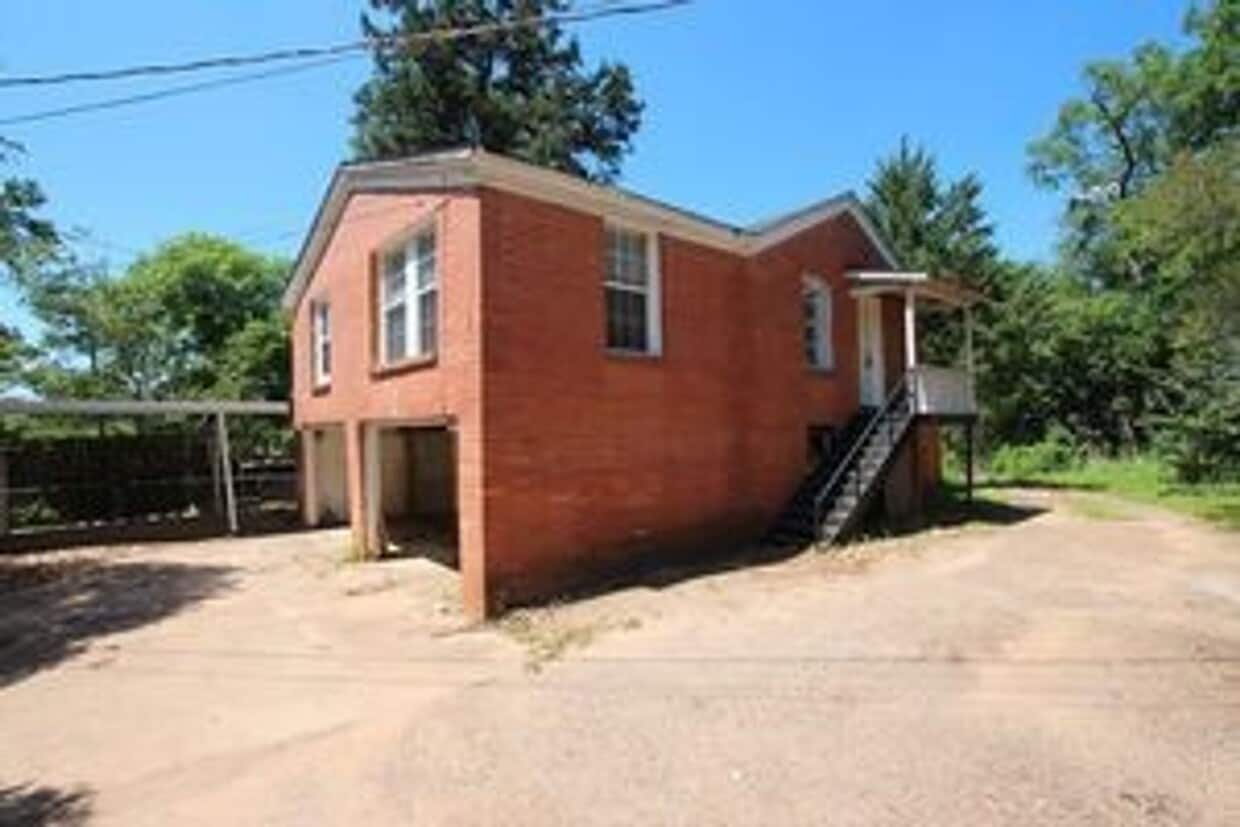 Primary Photo - 1420 E Houston St