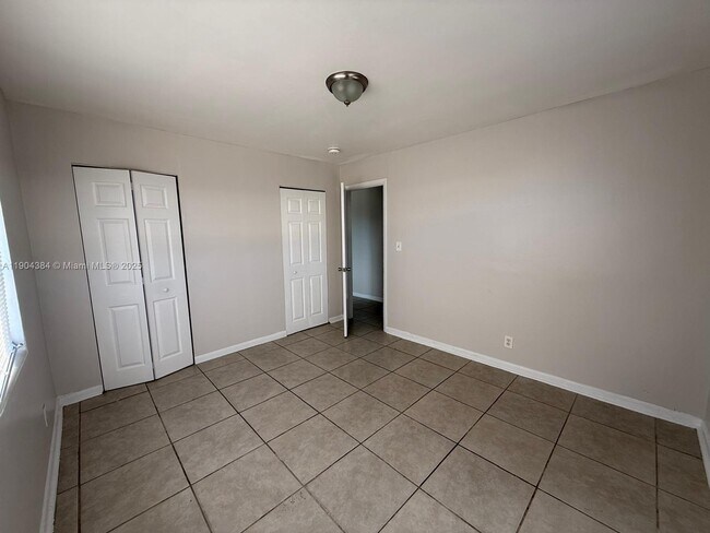 Foto del edificio - 520 W Blue Heron Blvd